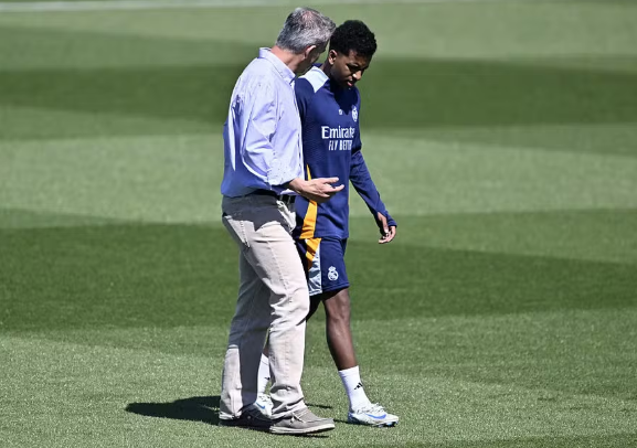 Rodrygo sente desconforto na perna durante treino e é dúvida para jogo do Real Madrid