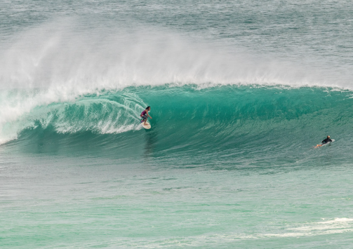 Surfistas e população de bairro da Indonésia denunciam uso desenfreado de jet skis em ondas pequenas