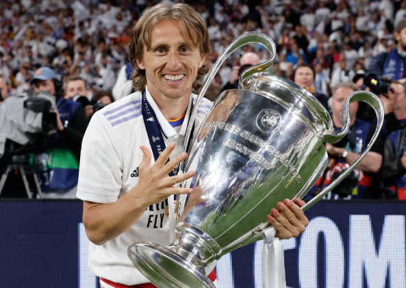 Após 13 anos, Real Madrid anuncia saída de Modric