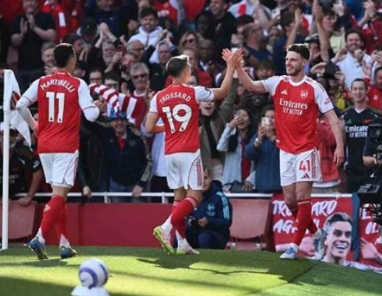 Arsenal é o vice-campeão da Premier League pela terceira vez seguida