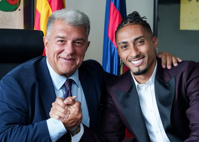 Raphinha renova contrato com o Barcelona até 2028