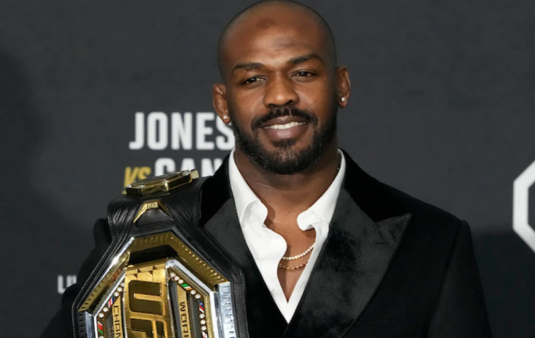 Fãs de UFC pedem que Jon Jones perca cinturão