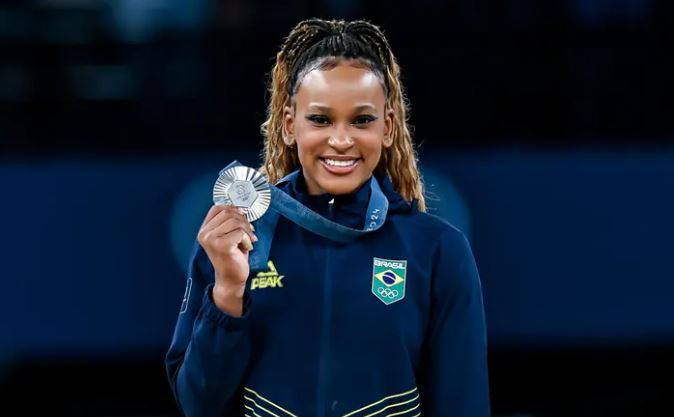 Rebeca Andrade surpreende ao anunciar fim das competições de solo