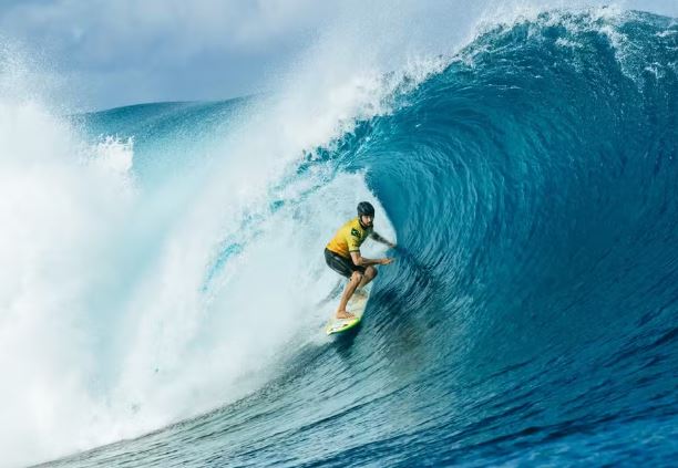 Yago Dora assegura liderança e está a uma bateria do título mundial no WSL Finals