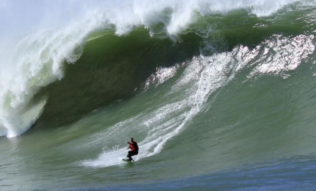 Onda de 15 metros em SC pode ser a maior já surfada no Brasil