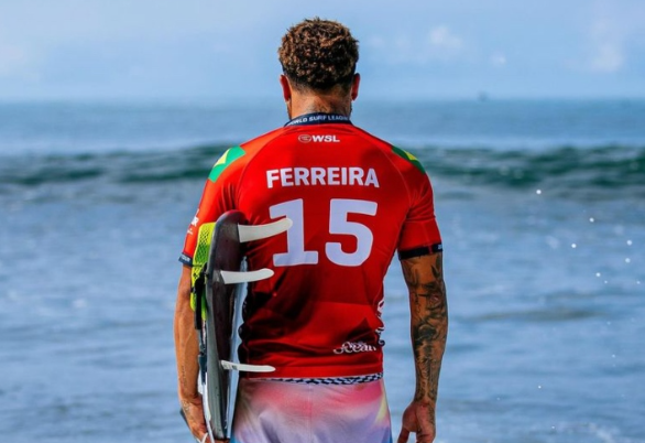 Ítalo Ferreira brilha em Teahupoo e avança na disputa pelo WSL Finals